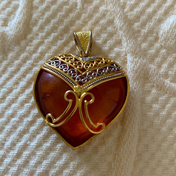Austrian amber heart shaped with mosquito sized imprint - set in 22 K gold - Picture 3 of 10